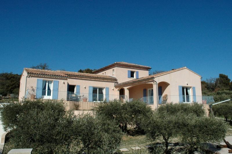 Luberon, agréable villa avec terrasses, piscine et vue